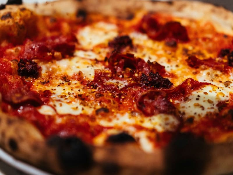 Pizza frisch aus dem Ofen mit Käse und Tomatensoße